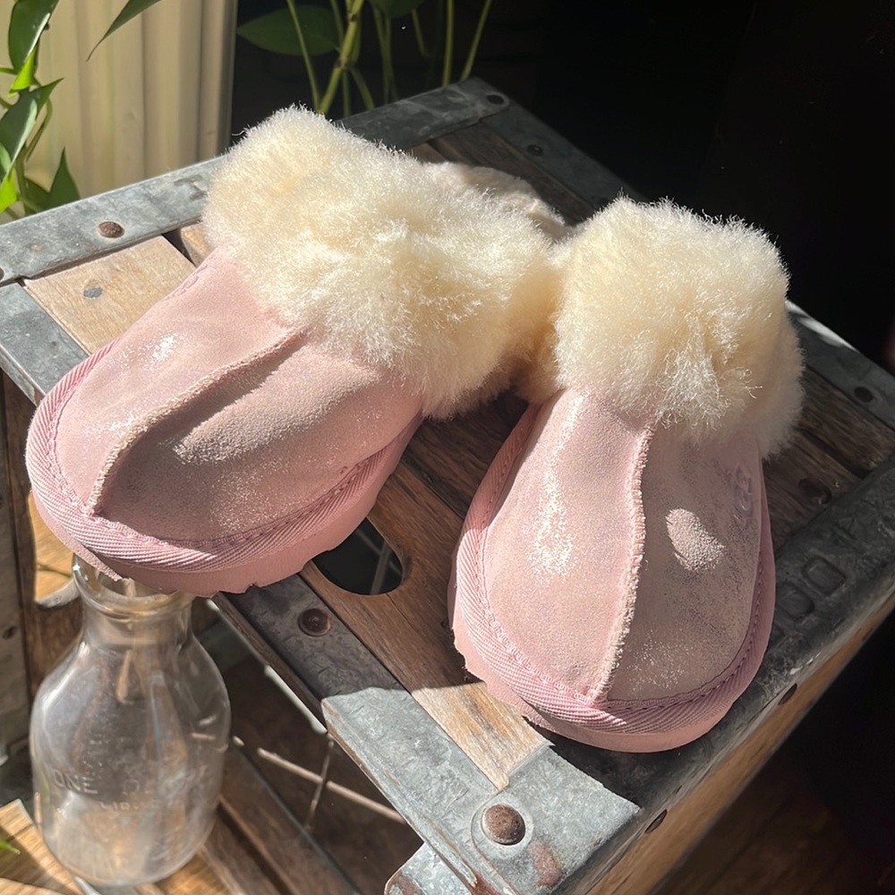 Girls pink ugg moccs size 1